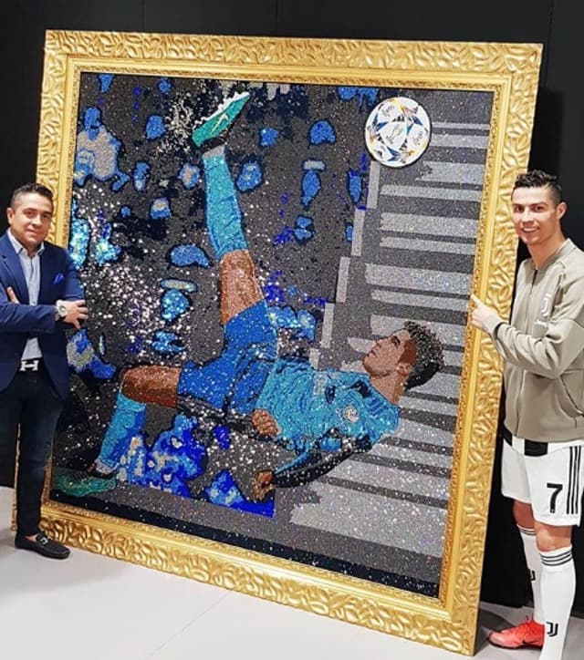 Mr. Bling e Cristiano Ronaldo ao lado de quadro feito pelo colombiano