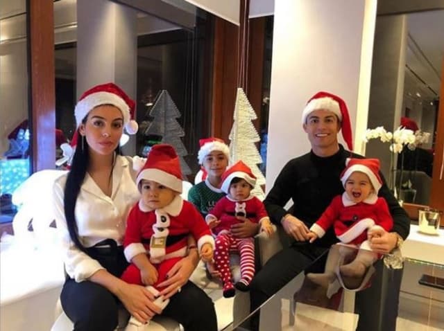 Cristiano Ronaldo posou para foto de gorro de Papai Noel com a noiva Gerogina e os quatro filhos, Cristiano Ronaldo Jr, de 8 anos, os gêmeos Mateo e Eva Maria , de 1 ano e meio, e a caçula Alana Martina, de 1 ano e 1 mês.