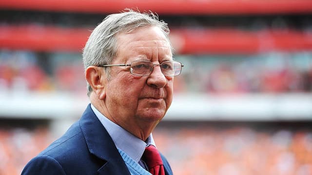 Morre Peter Hill-Wood, ex-presidente do Arsenal