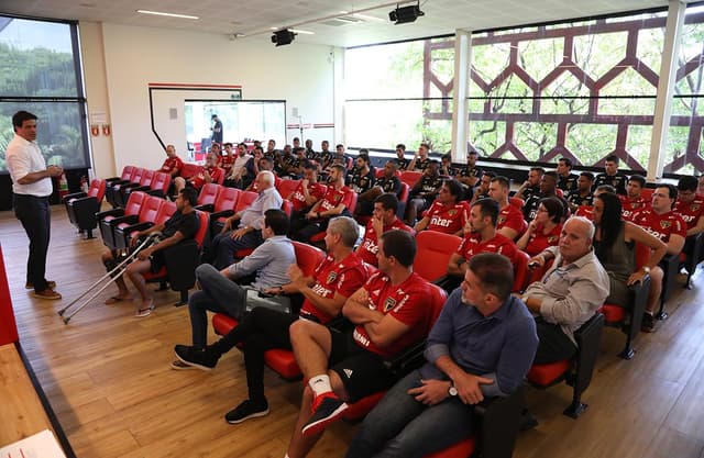 Raí teve uma conversa longa com todos os profissionais envolvidos com o futebol profissional do Tricolor