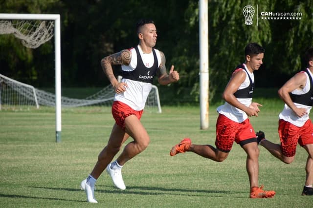 Lucas Barrios em treino no Huracán