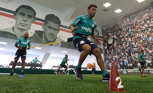 Mesmo sem rescindir, Marcos Rocha vem treinando no Palmeiras com o aval do Atlético-MG