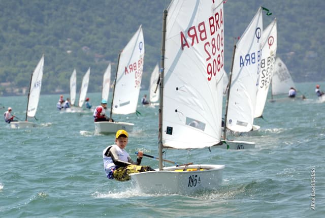 Erik Scheidt, filho do supercampeão Robert Scheidt, lidera a flotilha em Ilhabela&nbsp;