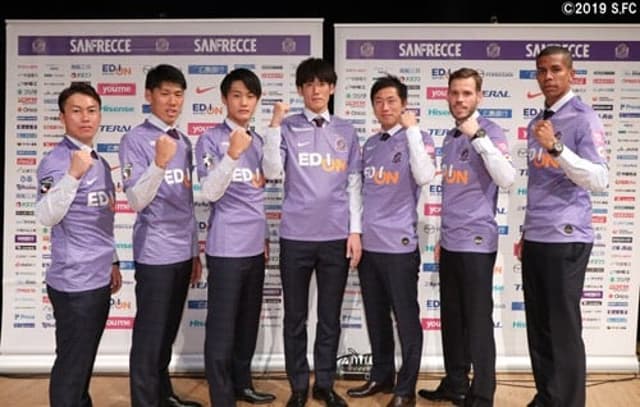 Douglas Vieira apresentado no Sanfrecce Hiroshima