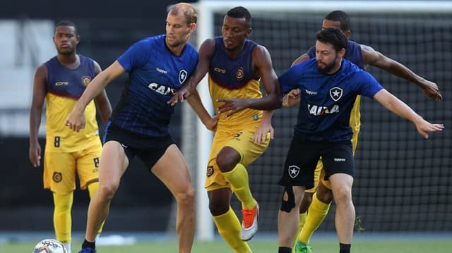 Botafogo foi superado pelo Madureira neste domingo em jogo-treino. Confira a seguir a galeria especial do LANCE!