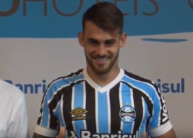 Felipe Vizeu sendo apresentado no Grêmio