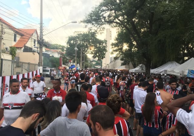 Torcida do São Paulo enfrentou sérios problemas para entrar no Pacaembu