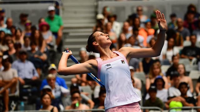 Karolina Pliskova saca contra Garbiñe Muguruza no Australian Open 2019