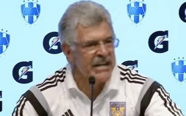 Técnico Tuca Ferretti perde a cabeça em coletiva após eliminação do Tigres