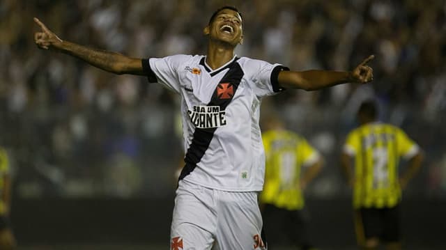 Vasco chegou à segunda vitória seguida na Taça Guanabara e é o único dos quatro grandes com 100% de aproveitamento. Marrony (foto) foi o destaque da noite desta quarta-feira ao empurrar duas bolas para a rede em partida que não foi tão fácil quanto o placar de São Januário pareceu mostrar. Confira as notas a seguir por João Mércio Gomes (jmercio@lancenet.com.br)