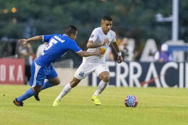 Com grande atuação coletiva, o Santos goleou o São Bento por 4 a 0, em Sorocaba, nesta quinta-feira. Entre os muitos destaques positivos do Peixe, o atacante&nbsp;Derlis González (foto) foi o grande nome do time, com um gol, uma assistência e outros ótimos momentos no duelo. Veja as notas do LANCE! para os jogadores do Santos na partida (Por Marcio Porto - marcio@lancenet.com.br)