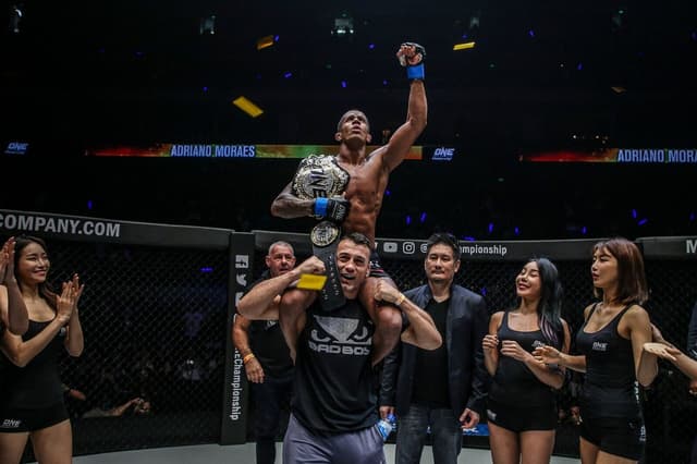 Adriano Moraes reconquistou o cinturão dos moscas do One Championship (Foto: Divulgação/ONE)