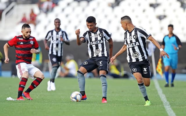 A avaliação do Botafogo no clássico pode ser feita em duas partes: primeiro e segundo tempo. O início, inclusive, animador. A equipe de Zé Ricardo conseguiu neutralizar os pontos fortes do rival e largou na frente do placar, com João Paulo, com um leve desvio na bola após chute de Jean de fora da área. A segunda etapa merece um alerta ao futuro. O Glorioso não conseguiu acompanhar o ritmo do Flamengo e permitiu a virada, com dois gols de Bruno Henrique. Confira, a seguir, as notas do LANCE! (Por Felippe Rocha -&nbsp;felipperocha@lancenet.com.br)