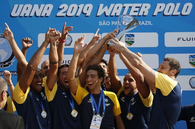 Seleção brasileira masculina comemora o título da Copa Uana de polo aquático