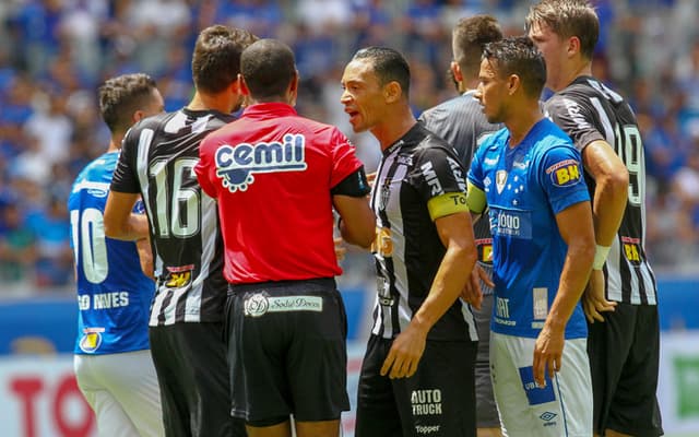 Em Minas Gerais, Atlético-MG e Cruzeiro só se enfrentaram uma vez até aqui. O duelo terminou empatado em 1 a 1, pela primeira fase do Mineiro. Gols de Fred e Fábio Santos, ambos de pênalti.