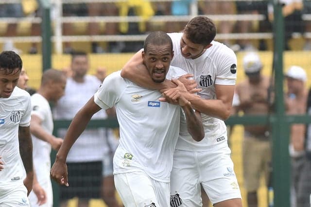 O Santos foi amplamente superior ao São Paulo no clássico deste domingo no Pacaembu e venceu por 2 a 0, pela 3ª rodada do Campeonato Paulista.&nbsp;Luiz Felipe (foto) foi bem na zaga e abriu o placar para o Peixe,&nbsp;Derlis González foi bem pelos lados do campo e fechou o placar, enquanto&nbsp; o treinador argentino Jorge Sampaoli foi o comandante da vitória santista. Confira as notas do Peixe do LANCE! (por&nbsp; Arthur Faria)