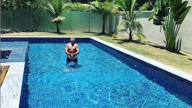 Maxi López na piscina