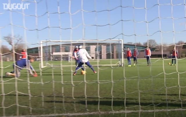 Hazard marca golaço em treino do Chelsea