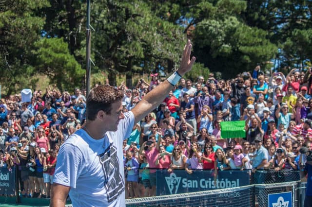 Juan Martín del Potro saúda torcedores após treino aberto em Tandil