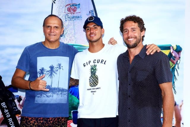 Bernardo Paiva, Gabriel Medina e Flavio Canto