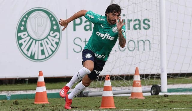 Ricardo Goulart começou a treinar com o elenco nessa terça-feira, mas ainda sem bola