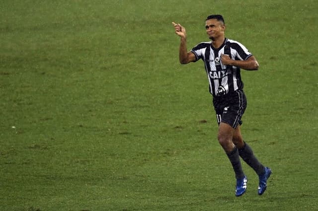 O Botafogo contou com a estrela de Erik para vencer o Defesa Y Justicia na noite desta quarta-feira, no Nilton Santos. Quando o jogo se encaminhava para o empate sem gols, o atacante tirou um chutaço da cartola para dar a vitória ao Glorioso: 1 a 0. Veja, na sequência, as notas com destaque para os melhores e os piores (Por David Nascimento -&nbsp;davidnascimento@lancenet.com.br)<br>