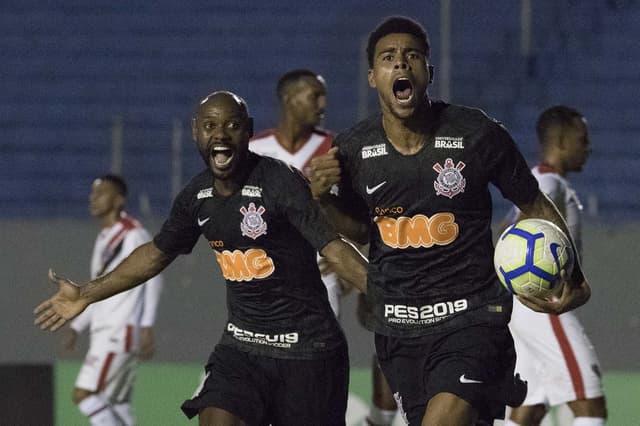 Gustagol salvou o Corinthians ao fazer os dois gols no empate diante do Ferroviário. Confira a seguir a galeria L!