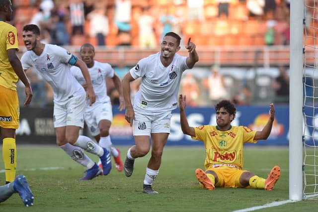 O Santos derrotou o Mirassol por 1 a 0 e o gol saiu no último lance da partida, no Pacaembu. jean Mota, artilheiro do Paulistão, foi o responsável por empurrar a bola para o gol, brilhando mais uma vez. Cueva teve uma boa estreia pela equipe alvinegra (notas por Fernanda Teixeira)&nbsp;