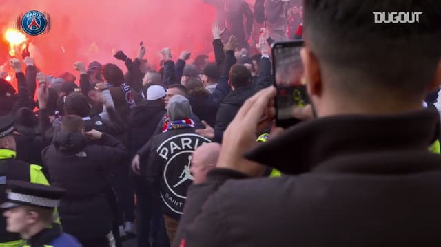 Torcida do PSG faz festa nas ruas de Manchester