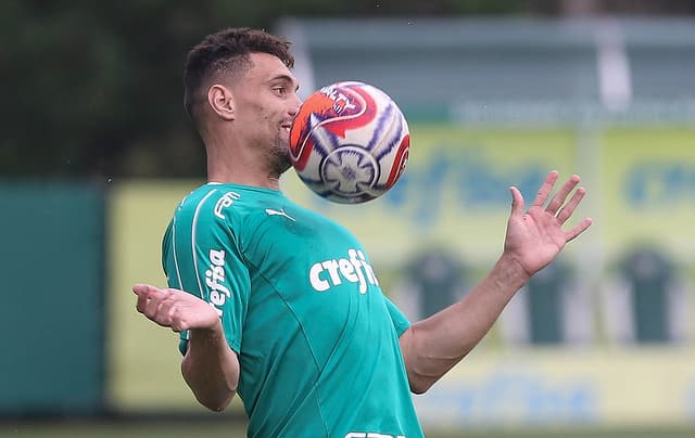 Moisés tem três partidas, todas como titular, e deu duas assistências na temporada