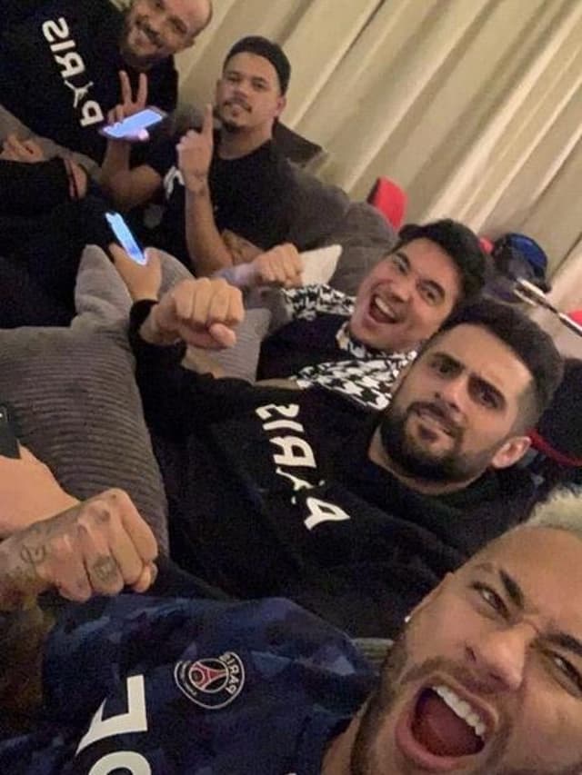 Neymar assiste jogo do PSG com amigos