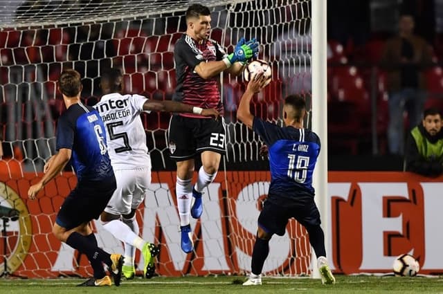 O São Paulo precisava vencer por mais de dois gols de diferença o Talleres-ARG, mas mostrou pouca potência e não saiu do zero com os argentinos. No melancólico adeus à Libertadores, o melhor do time foi Arboleda. Everton foi expulso (notas por Fernanda Teixeira)