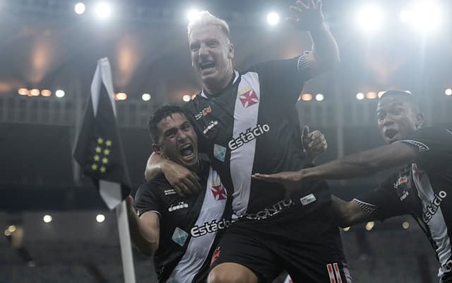 Num dia marcado por muitas confusões, o Vasco conseguiu vencer o Fluminense e ficar com o título da Taça Guanabara. A conquista vascaína saiu no fim da etapa final com Danilo Barcelos, em cobrança de falta que terminou na rede do rival após atravessar a área. Veja, na sequência, as notas dos campeões (Por Carlos Bandeira de Mello - carlosandrade@lancenet.com.br).