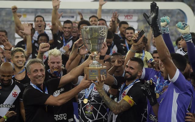 O Vasco conquistou a Taça Guanabara! Neste domingo, o Cruz-Maltino superou o Fluminense, no Maracanã, por 1 a 0, com gol de Danilo Barcelos, e conquistou o primeiro turno do Campeonato Carioca - Dessa forma, a equipe se garantiu nas semifinais do Estadual. O LANCE! faz uma galeria relembrando os últimos campeões da competição. Confira: