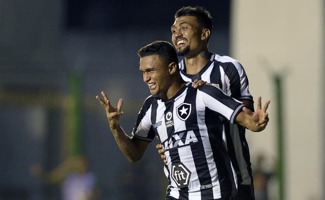 O Botafogo teve a sua melhor atuação em 2019 nesta quarta-feira. Depois de um início de ano turbulento, o Alvinegro conseguiu se impor para vencer o Defensa y Justicia, em Buenos Aires, e avançou de forma contundente à próxima fase da Sul-Americana. Erik, autor de dois gols, e Alex Santana, depois de uma verdadeira pintura, receberam as melhores notas no 3 a 0. Veja, na sequência, as notas com destaque para os melhores e os piores (Por Jonatas Pacheco - reporterbota@lancenet.com.br)<br>