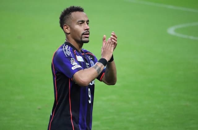 Ademilson pelo Gamba Osaka, do Japão