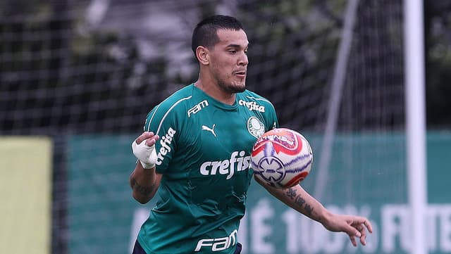 Gustavo Gómez deve ser um dos titulares do Palmeiras no clássico deste sábado