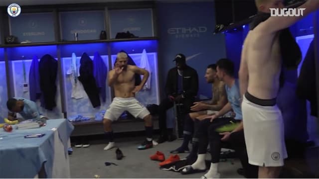 Aguero se empolga em comemoração de título no vestiário do City