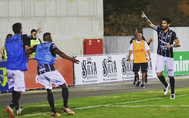 Loco Abreu comemora primeiro gol pelo Rio Branco-ES