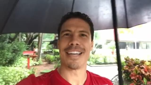 Camisa 15 do São Paulo gravou um vídeo com um guarda-chuva no CT da Barra Funda