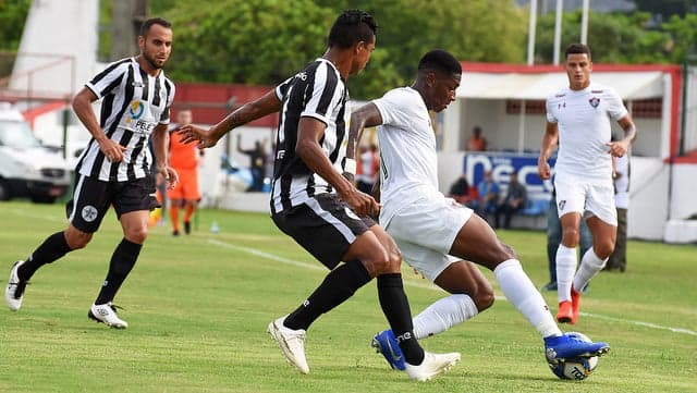 Sem folia. O Fluminense não conseguiu superar o Resende na tarde desta sexta-feira, em Moça Bonita, em duelo válido pela Taça Rio. Com uma atuação coletiva sem brilho, o Tricolor não impôs seu ritmo para levar os três pontos: 1 a 1. Yony González, autor do gol, recebeu a melhor avaliação. Everaldo foi expulso e ficou devendo. Confira, a seguir, as notas do LANCE! (Por Fernanda Teixeira - fernandaisabel@lancenet.com.br)