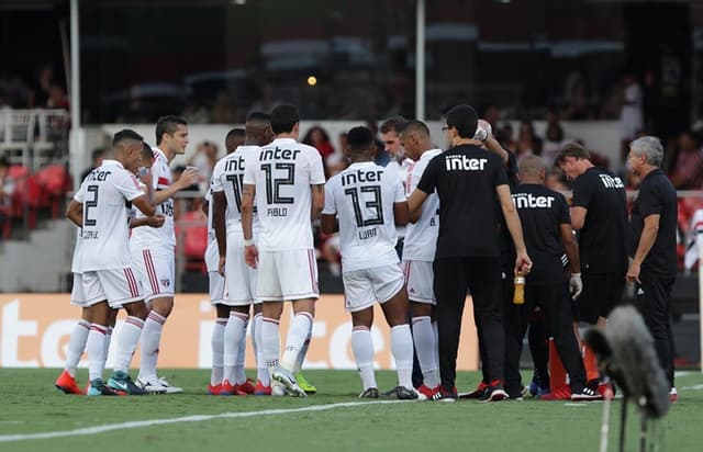 Elenco do São Paulo durante parada no jogo contra o Red Bull, domingo passado, quando jogava com um a menos