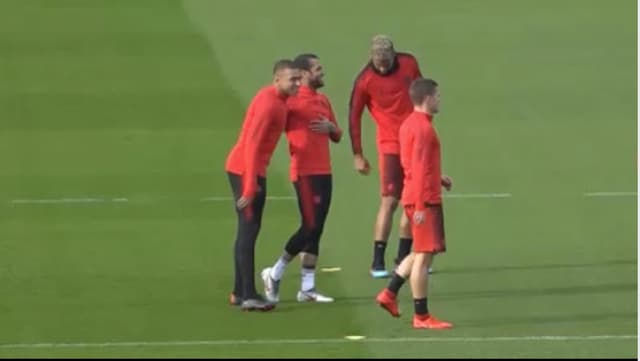 Mbappé mostra animação em treino do PSG