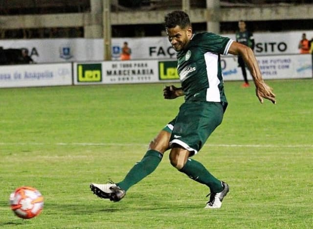 Zagueiro Yago em ação pelo Goiás