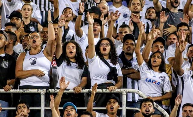 O Santos publicou fotos de torcedoras nas arquibancadas, ressaltando a importância delas para o time