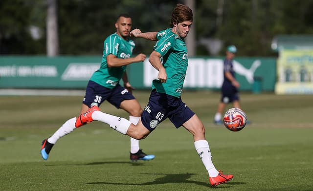 Léo Passos tem treinado entre os profissionais depois da Copa São Paulo de Futebol Júnior