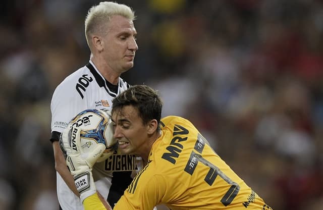 Diante do time alternativo do Flamengo, o Vasco optou por pressionar a saída de bola e jogar no erro do adversário. Contudo, a principal arma do time de Valentim foi a bola parada. o Cruz-Maltino levou a melhor na grande maioria das jogadas. E, aos 50 minutos do segundo tempo, em cobrança de pênalti, Maxi (foto) garantiu o empate e a invencibilidade do time. Notas por&nbsp;Fernanda Teixeira (fernandaisabel@lancenet.com.br)