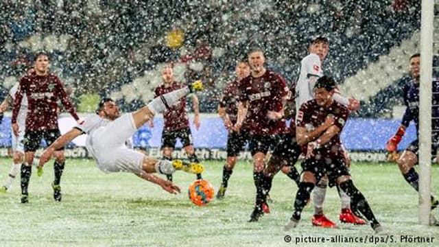 Neve evita gol em cima da linha no Campeonato Alemão