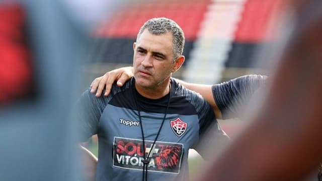 Na última segunda-feira, o Vitória demitiu o técnico Marcelo Chamusca após eliminação na primeira fase do Campeonato Baiano. O técnico de 52 anos agora entra na lista de treinadores brasileiros sem time. Veja, a seguir, outros técnicos que estão sem clube e à espera de convite.