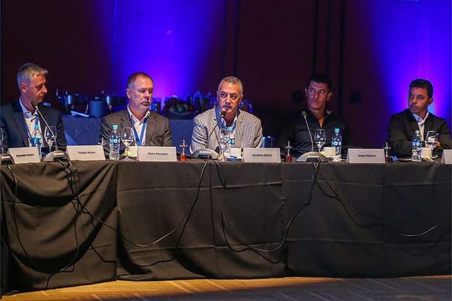 Apenas os treinadores de Athletico Paranaense e Cruzeiro estiveram presentes ao evento que teve como meta trocar ideias sobre o futebol  sul-americano